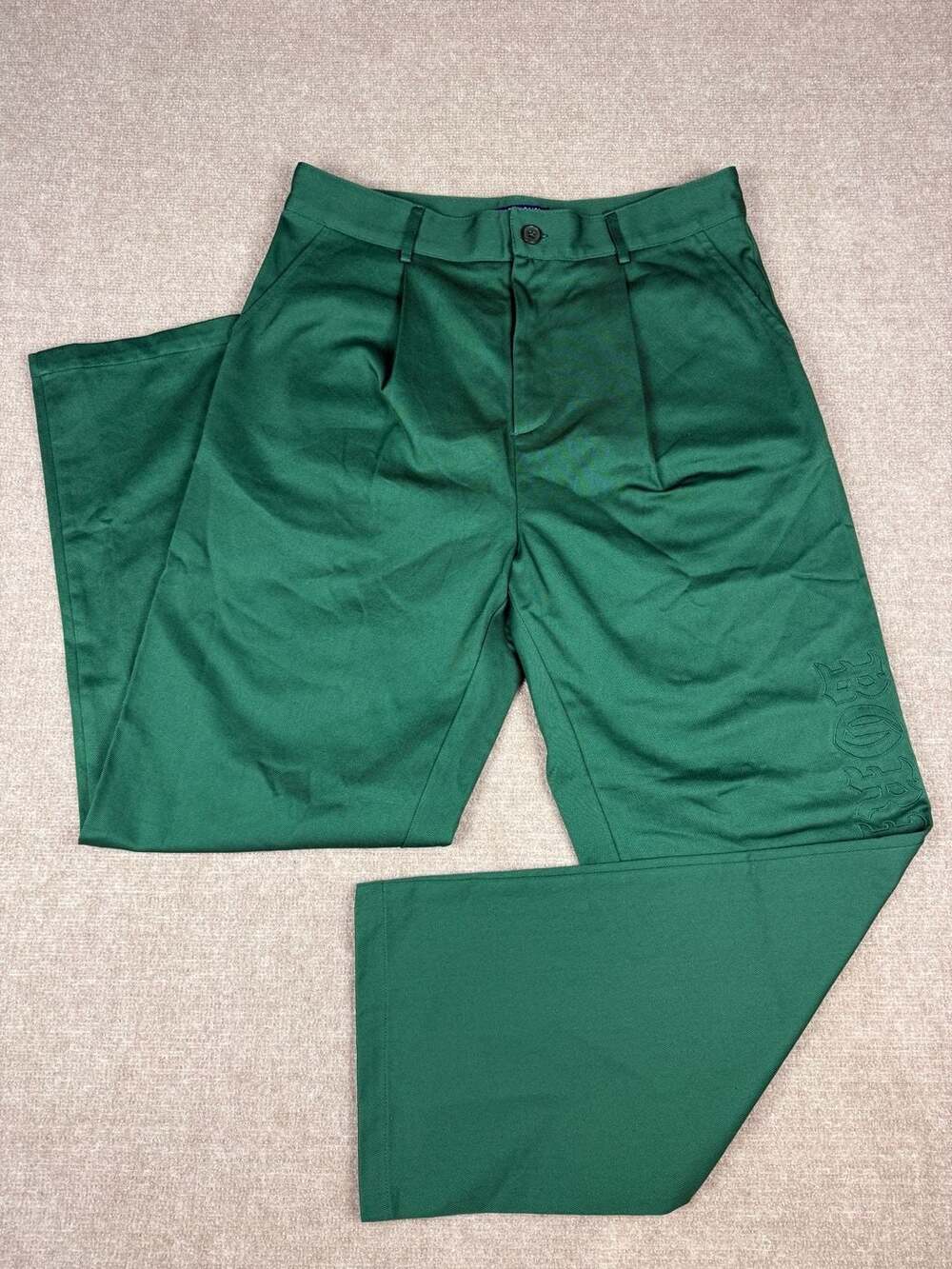Born x Raised Pleated Twill Chino Trousers in Green Embroidered Logo Streetwear
